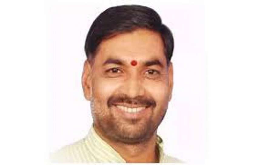 जिले की चारों विधानसभा सीटों पर इस बार भी जातीय समीकरण अपना असर दिखाएंगे। नरसिंहपुर सीट पर ब्राह्मण, लोधी और मांझी मतदाता निर्णायक भूमिका निभाते आए हैं #mpelection2018 प्रत्याशियों के मैदान में उतरते ही बनने बिगडऩे लगे जातिगत समीकरण