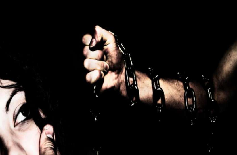 Rape गुरुग्राम: उधार के पैसे ना देने पर महिला के साथ पड़ोसी ने की दरिंदगी, चाकू की नोक पर किया रेप
