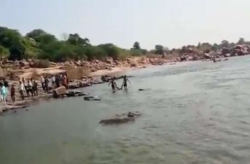 4 students drowned in betwa river पिकनिक मनाने आए 4 छात्र बेतवा नदी में डूबे, एक की डूबने से मौत