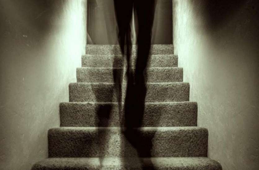 evil spirits अगर घर में दिखने लगें ये 10 चीज़ें तो इसे तुरंत खाली कर के निकल जाइये नहीं तो