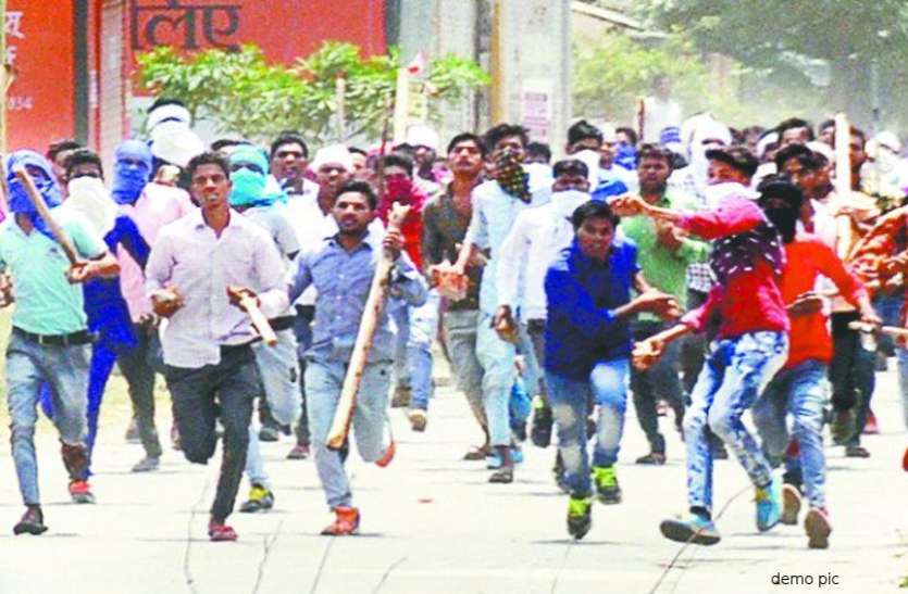 Bhim Army नमाज के दौरान भड़की हिंसा, भीम आर्मी समर्थकों और नमाजियों के बीच जमकर हुआ पथराव