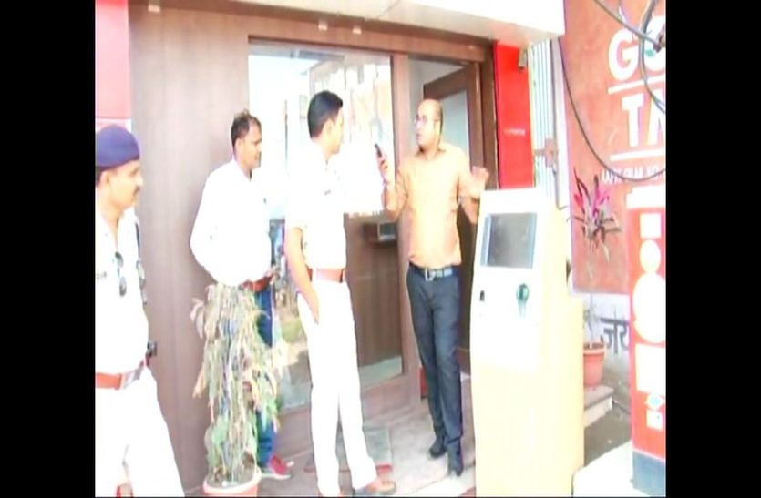 crime news बूथ से एटीएम उखाडऩे के बाद बदमाश जायलो कार से ले जाने में हुए नाकाम