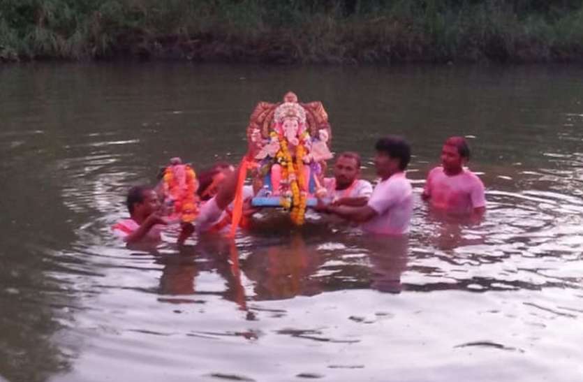 patrika भव्य शोभायात्रा निकालकर बप्पा को भेजा निजधाम