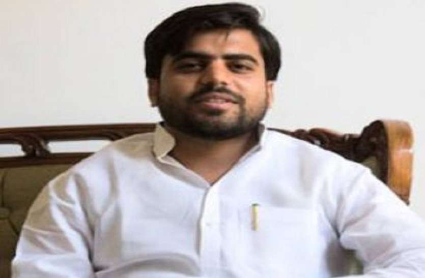 Sp Mp Tejpratap yadav सपा सांसद के बयान से सवर्णों को लगा झटका, एससी एसटी एक्ट को लेकर कही बड़ी बात