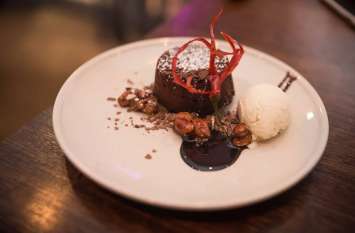 Chocolate chilli fondant recipe पार्टी में परोसें यह फ्रेंच स्वीट डिश