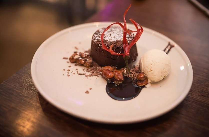 Chocolate chilli fondant पार्टी में परोसें यह फ्रेंच स्वीट डिश
