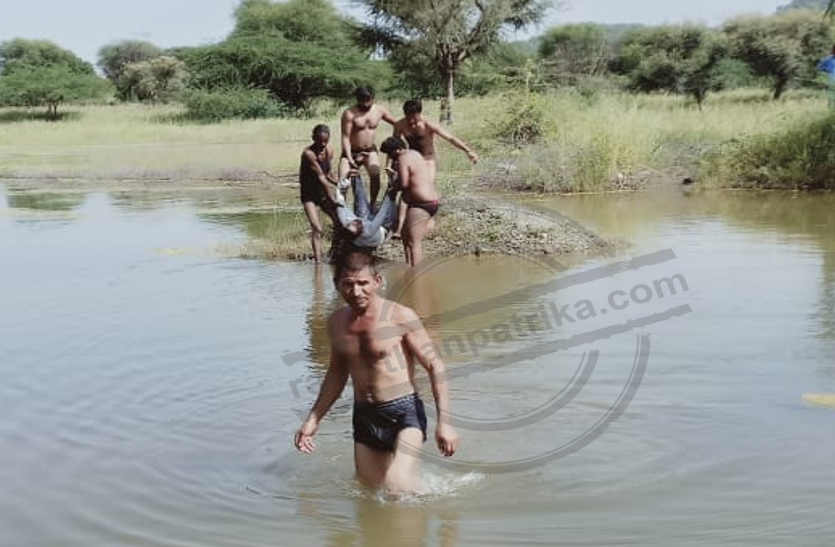 Death jumped behind robbers Nursing worker Nadi in bhilwara मोबाइल लुटेरों के पीछे नाडी में कूदे नर्सिंगकर्मी की डूबने से मौत, पीछा कर रहे ग्रामीणों पर फेंके पत्थर