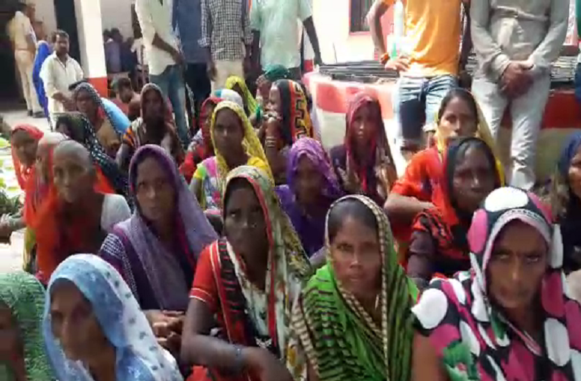 Jila panchayat member protest जिला पंचायत सदस्य ने सौ से अधिक समर्थकों के साथ घेरा थाना, तब दर्ज हुआ एससी- एसटी का मुकदमा
