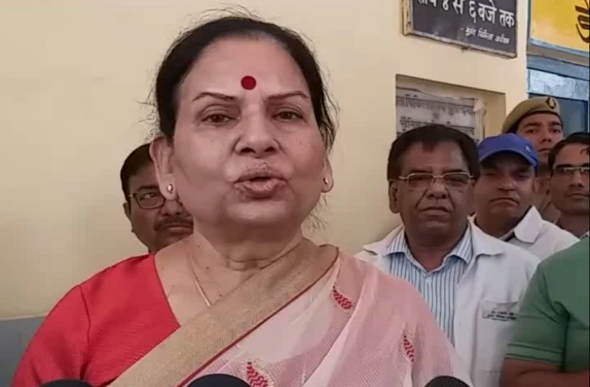 vimla batham राज्य महिला आयोग की अध्यक्ष विमला बॉथम ने एसिड अटैक पीड़िता से की मुलाकात