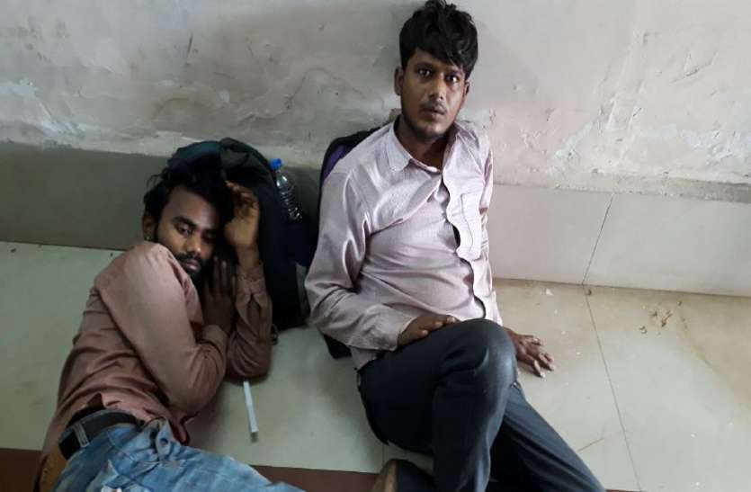 Passengers with pain in the allocation room of the station स्टेशन के अलाउंसिंग रूम में दर्द से तड़पते रहे यात्री, आरपीएफ अफसर बोले, अस्पताल पहुंचाना हमारा काम नहीं