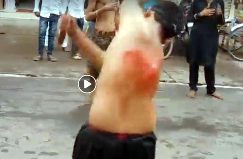 muharram matam video live at jabalpur मोहर्रम: बच्चों ने बीच सडक़ मारे सीने में खंजर, खून से लाल हुई सडक़ें- कमजोर दिल वाले इस वीडियो का न देखें