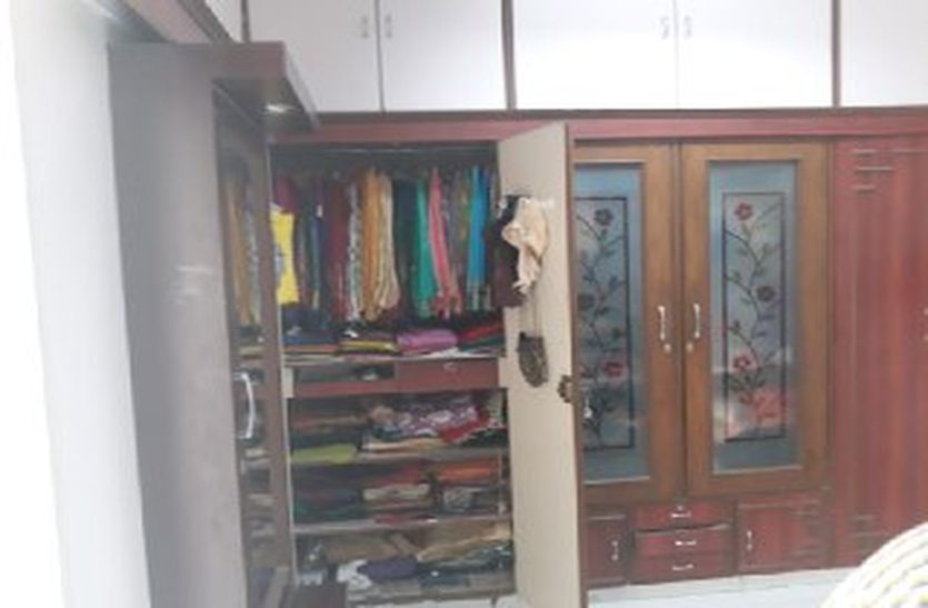 theft in doctor house डॉ के घर में खिडक़ी की जाली उखाड़ कर घुसा चोर, केस व जेवरात सहित ८ लाख उड़ाए