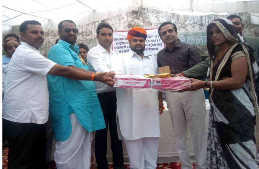 Sanitation workshop in bhilwara राजस्थान के इस विधायक ने खुद जेब से निकाल चाय नाश्ते के लिए दिए 21 हजार, स्वच्छता कार्यशाला में प्रशासन ने नहीं की व्यवस्था