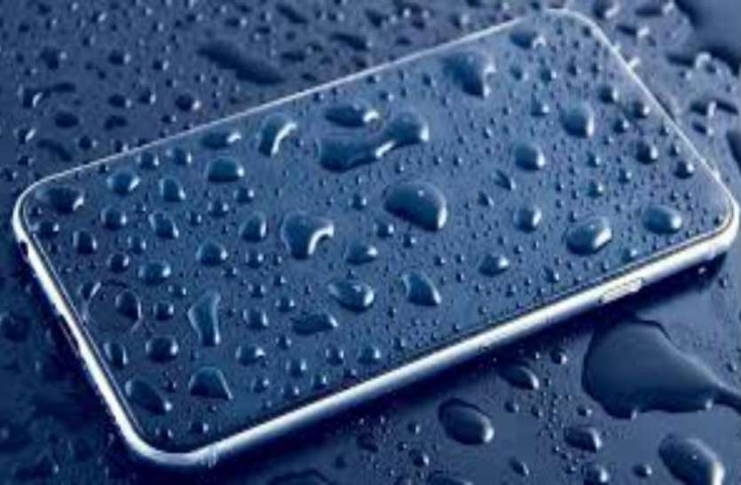 wet smartphone पानी में पूरी तरह से भीगने के बाद भी सही से काम करेगा स्मार्टफोन, जानें कैसे