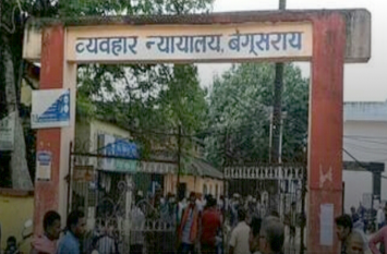 police arrested 3 people with weapon in Begusarai court बेगूसराय कोर्ट में शूट आउट की कोशिश नाकाम, तीन हथियारबंद लोग पकड़े