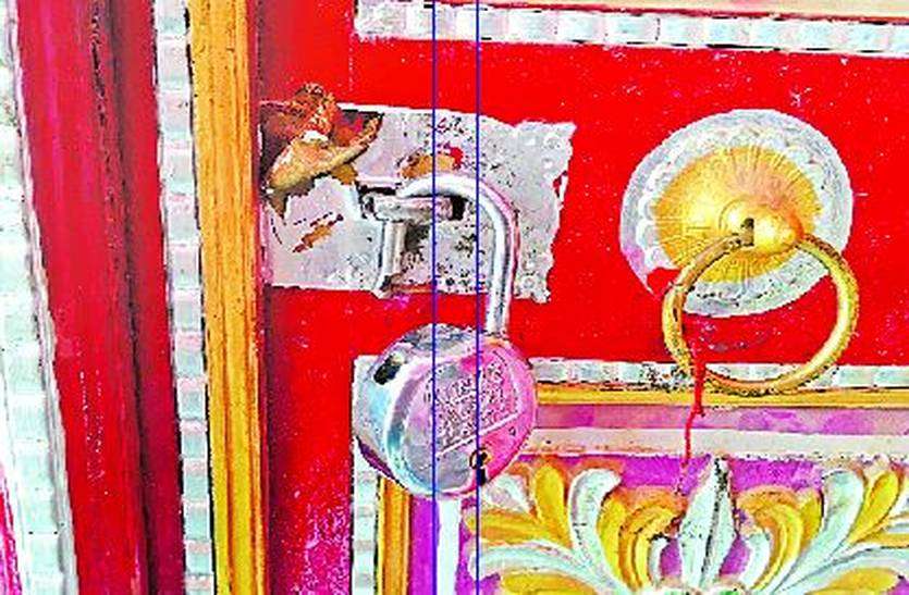 thief in temple आईमाता मंदिर में फिर घुसे चोर, चांदी के छत्र व दानपात्र उड़ाए
