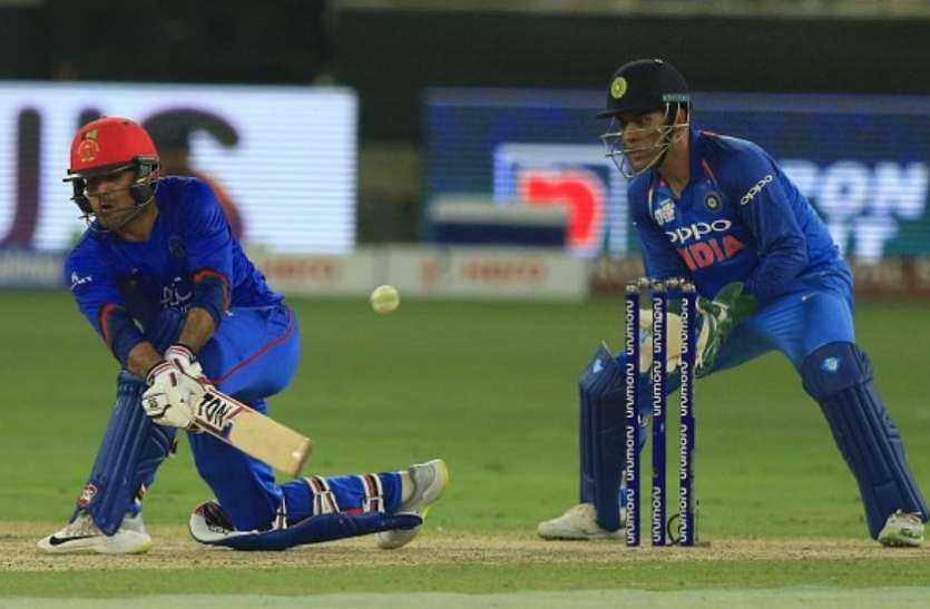 MS DHONI ASIA CUP 2018: धोनी ने खोया अपना कूल, इस गेंदबाज से कहा 'बोलिंग करेगा या बॉलर चेंज करें'