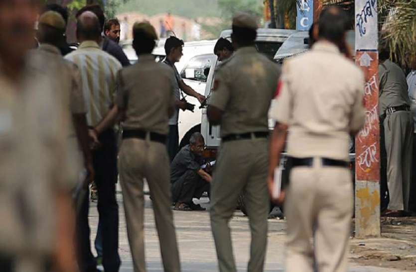 Police fled to avoid villagers कटनी में शराब पर हुआ बवाल, आक्रोशित ग्रामीणों से बचने भागी पुलिस
