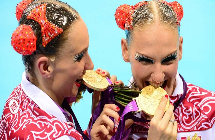 why athletes bite their medal after victory