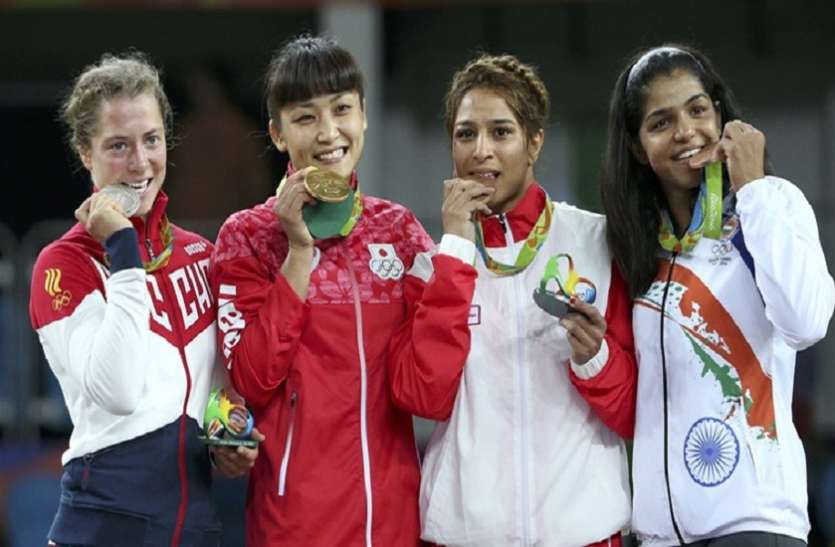 why athletes bite their medal after victory तो इस वजह से जीत के बाद खिलाड़ी अपने दांतों से दबाते हैं सोने का मेडल