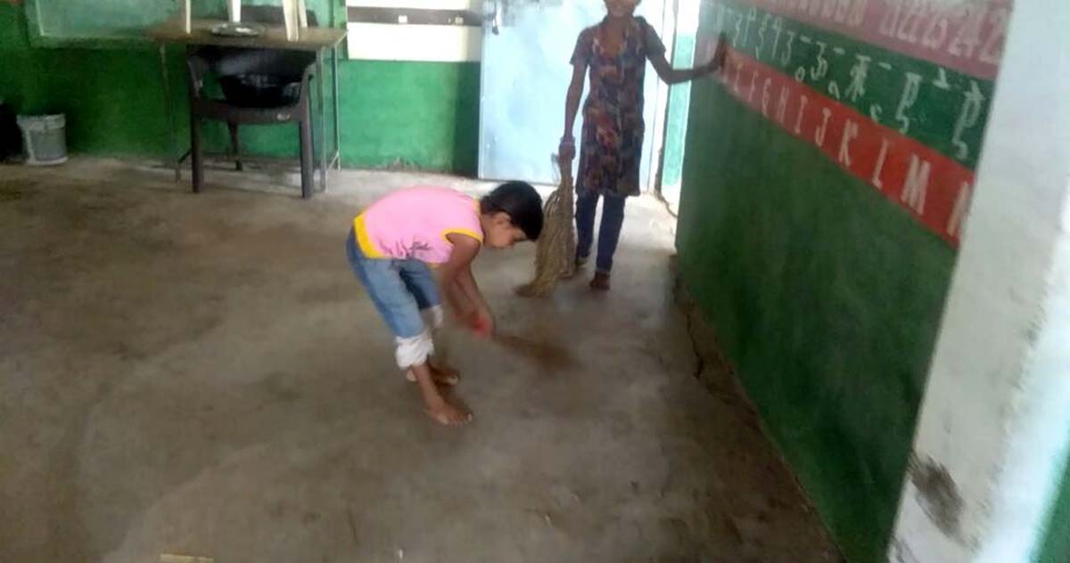 patrika news कहीं विद्यालय में झाडू लगा रहे तो कहीं खेत में सोयाबीन काटने जा रहे विद्यार्थी