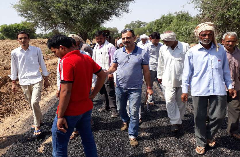 Jhunjhunu राजस्थान के इस गांव में सड़क निर्माण पर यूं लगे ब्रेक, घटिया सामग्री से उपजा आक्रोश