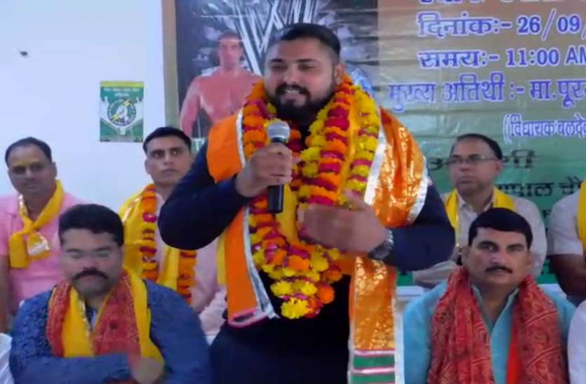 khali खली बना रहे हैं मथुरा के लाल को 'महाबली', देखें वीडियो