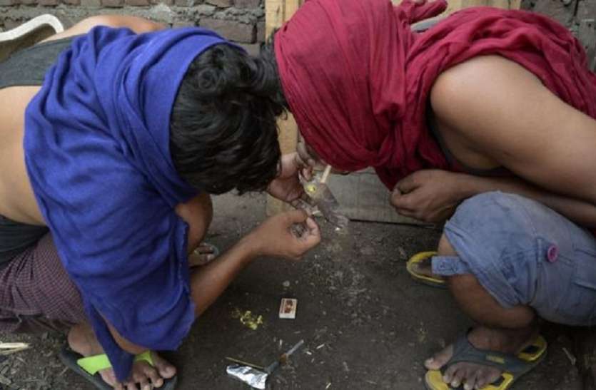 deadly fight for liqueur between two friends हैरतअंगेज मामला! रूममेट बना रहा था छोटे-छोटे पेग, पार्टनर ने गुस्से में ऐसे तबाह कर दी उसकी ज़िंदगी