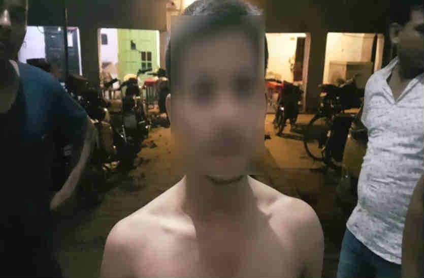 student एटा में दलित छात्र को तार से बांधकर जमकर पीटा, जातिसूचक शब्द भी कहे