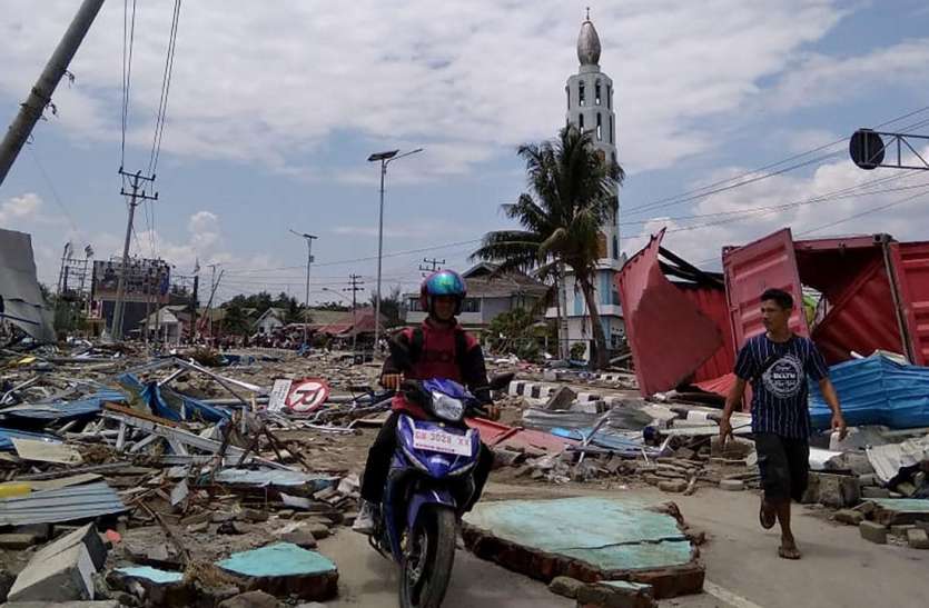Indonesia tsunami इंडोनेशिया में भूकंप और सुनामी से मरने वालों की संख्या 400 से अधिक पहुंची, मलबे में अभी भी कई लोगों के फंसे होने की आशंका