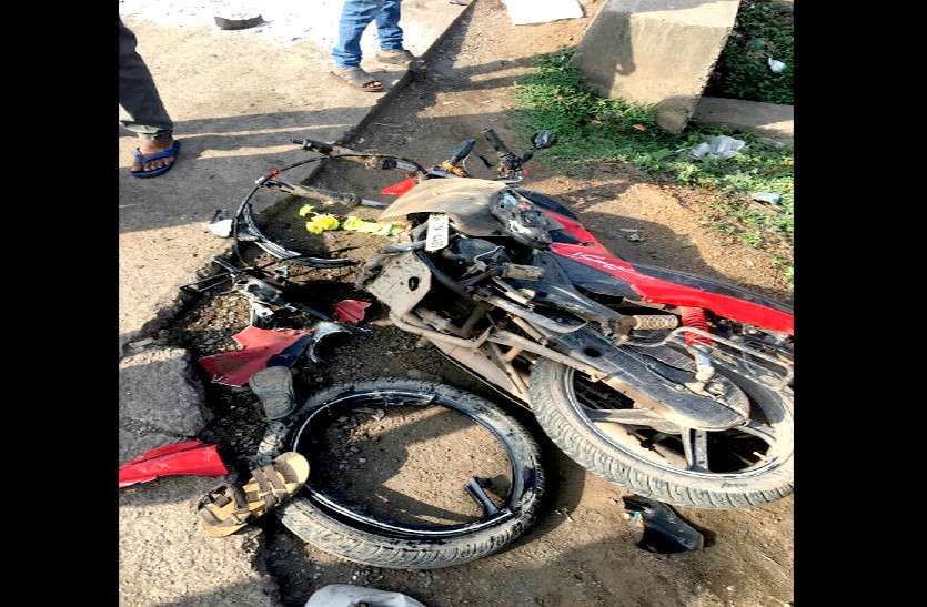 Road accident दशकर्म से घर लौट रहे 4 युवकों का सामना हो गया बत्तख, सभी का हुआ ये हाल
