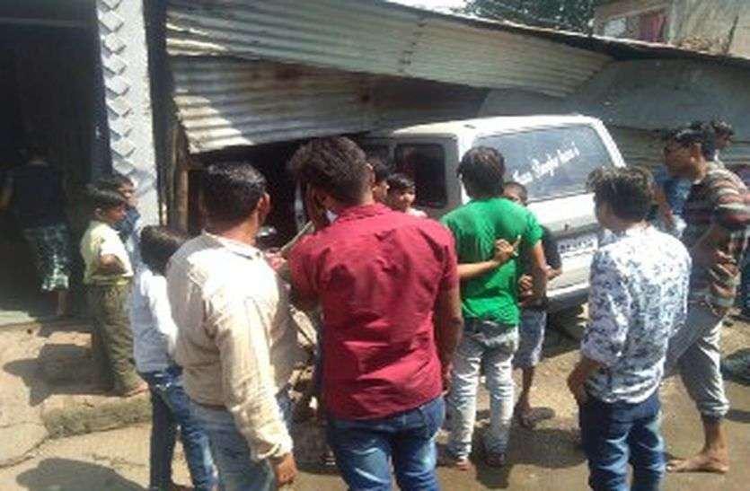 accident हादसा : दर्जनभर बच्चों ने भरी वैन घर में घुसी, बच्चों की चीख सुन दौड़े लोग