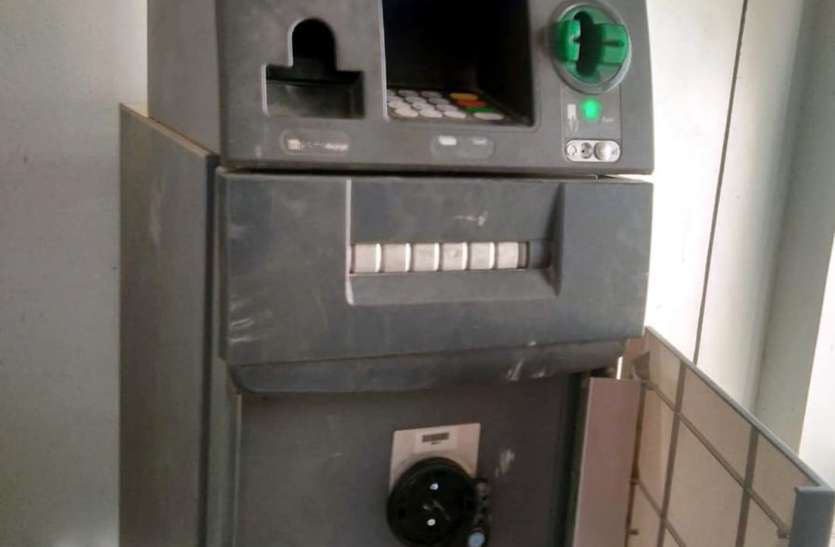 Attempts to steal money from ATMs मौका देखकर एटीएम से रुपए चुराने का प्रयास, युवक की सजगता से हुए नाकाम