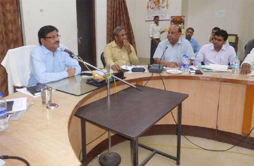 azamgarh dm meeting आजमगढ़ व जीयनपुर निकाय का मुख्यमंत्री नगरीय अल्प विकसित योजना से होगा विकास