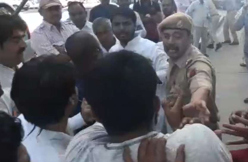 congress kisan sammelan In charbhuja चारभुजा में कांग्रेस की किसान महारैली से पहले एयरपोर्ट पर नेताओं के स्वागत को लेकर भिड़े कार्यकर्ता