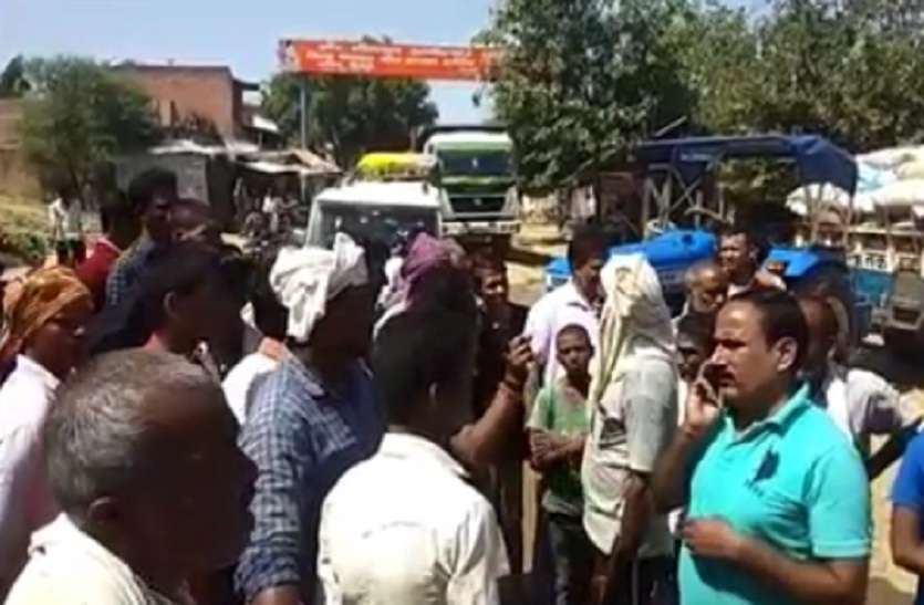 dharna pradarshan for electricity light power supply विद्युत आपूर्ति ठप्प होने पर किसानों ने पहाड़ी मार्ग पर लगाया जाम, किया जमकर प्रदर्शन