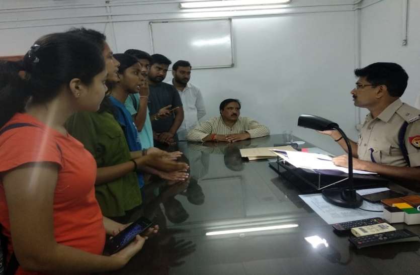 23 सितंबर की घटना पर विरोध दर्ज करातीं बीएचयू की छात्राएं 23 सितंबर की घटना के विरोध में BHU की छात्राएं मिलीं जिले के आला अफसरों से दर्ज कराया विरोध