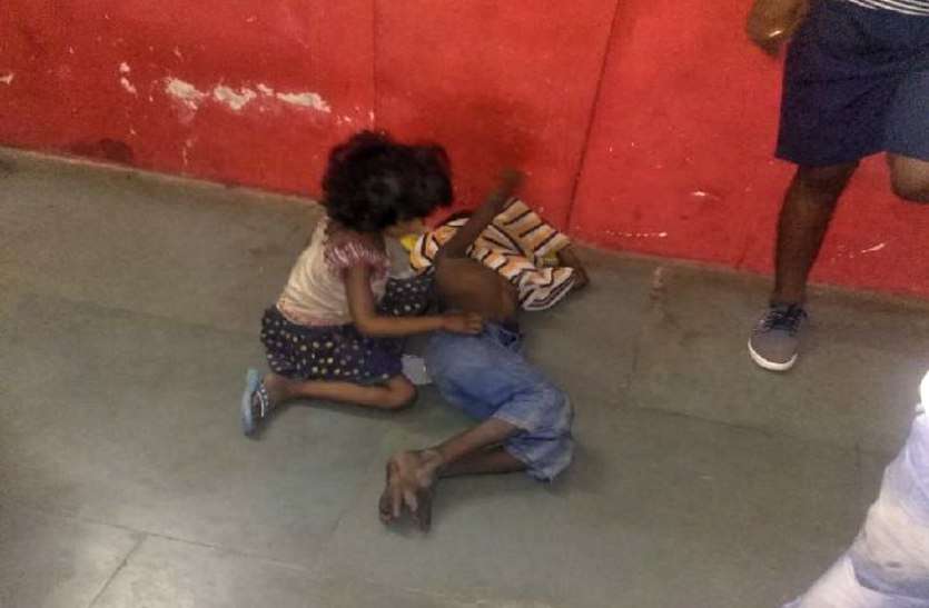 Two girls are found drunkenness in katni station नशें में मिली दो बच्चियां, बोलीं मां नही है पिता छोड़कर चले गए