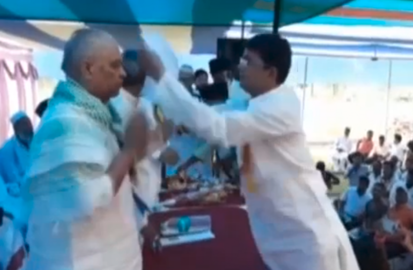 bihar नीतीश के मंत्री ने टोपी पहनने से किया इनकार, विपक्ष बोला-आरएसएस के शिकंजे में जकड़ चुकी है जेडीयू