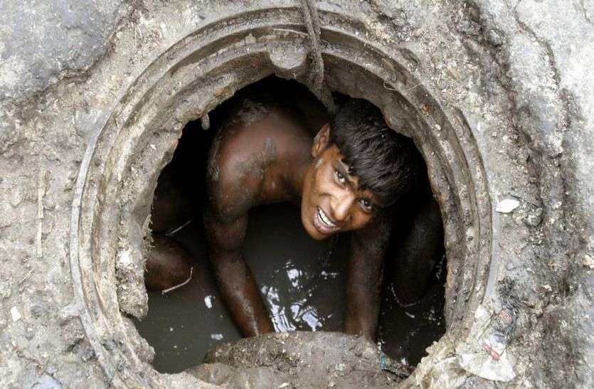 Alwar Cleaning Staff Cleaning Sewers Barefooted ना जूते ना ग्लब्स, अलवर में चार सफाईकर्मियों की मौत के बाद भी नहीं ले रहे सबक