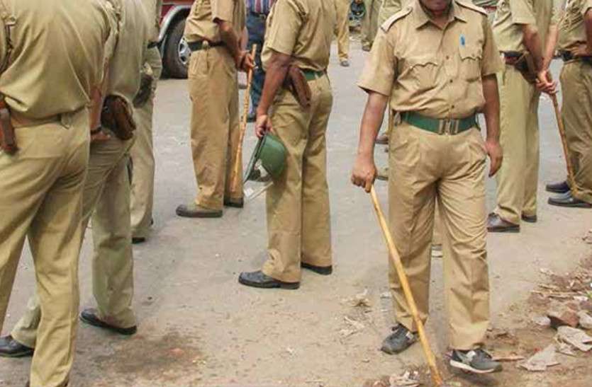 Police surrounded by sand mafia रेत माफियाओं से घिर गई पुलिस, मौके से पड़ा भागना, लौटकर आए फिर सिखाया सबक...