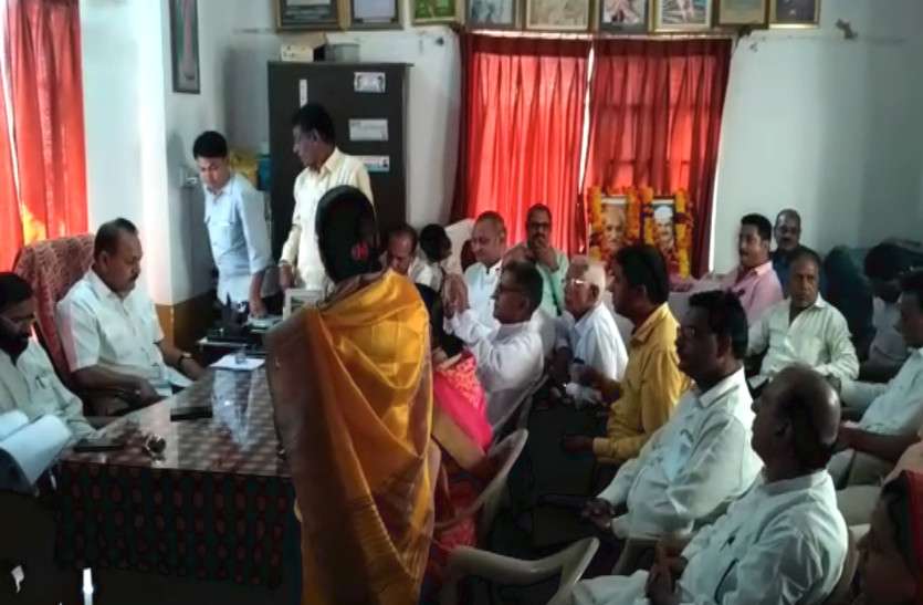 नेता सीपी जोशी से नाराज हुए कार्यकर्ता कांग्रेस के वरिष्ठ नेता सीपी जोशी से नाराज हुए कार्यकर्ता, पीसीसी तक शिकायत पहुंचाने की मांग