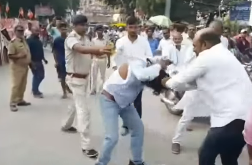 gopalganj गोपालगंज: स्मृति ईरानी का विरोध कर रहे एनएसयूआई कार्यकर्ताओं को दौड़ाकर पीटा