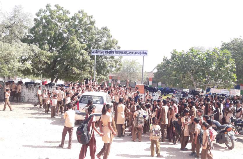 demonstration in school शिक्षकों की कमी से नाराज ग्रामीणों ने विद्यालय के लगा दिया ताला