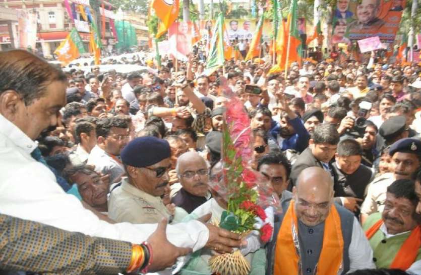 amit इंदौर में अमित शाह : राजबाड़ा पर महालक्ष्मी मंदिर में दर्शन के बाद देवी अहिल्या की प्रतिमा पर किया माल्यार्पण