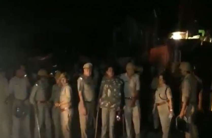 police बजरंग दल कार्यकर्ता की मौत के बाद शव के अंतिम संस्कार को लेकर झड़प, पुलिस ने किया लाठीचार्ज