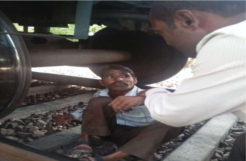 Ren / Medta city ऊपर से गुजर गए ट्रेन के दस डिब्बे, फिर जो हुआ उसे देख दंग रह गया हर कोई