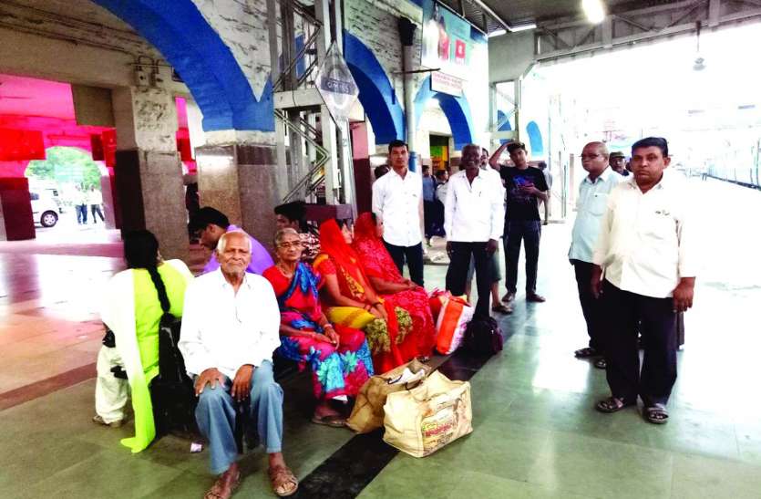 patrika सफर करने स्टेशन पहुंचे यात्री, नहीं आई ट्रेन