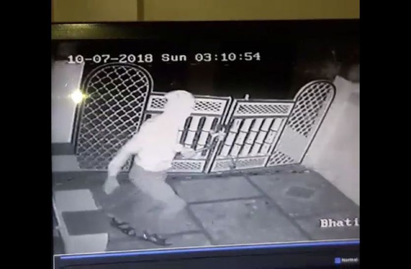 theft सेवानिवृत्त इंजीनियर के घर खिडक़ी की ग्रिल उखाडक़र कर घुसे बदमाश, पत्नी संग सुबह उठे तो 8 लाख थे गायब