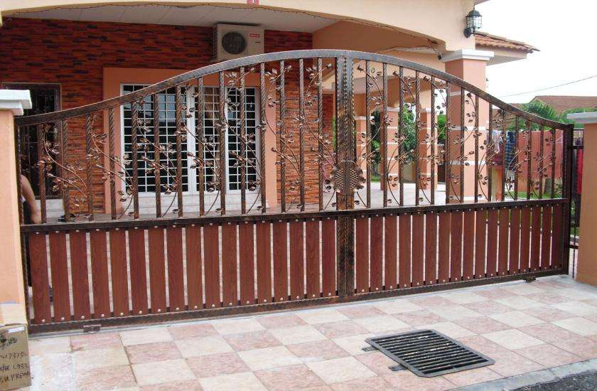 Vastu of the main gate plays a very important role in our life | कहीं